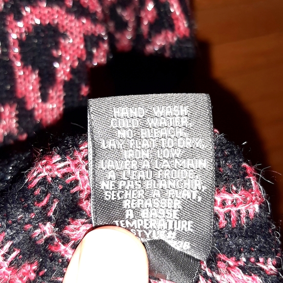 2/18$🌷Pink & Black Zebra Pattern Sweater - Picture 9 of 11